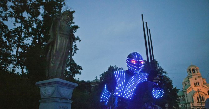 Парти робот изненада туристите пред паметника на цар Самуил (снимки)