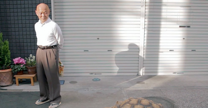 Японец разходи костенурката си (видео)