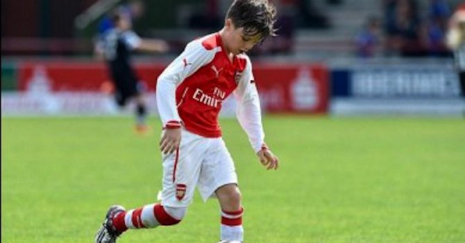 Синът на Дейвид Бекъм игра футбол в Arsenal Academy