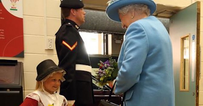 Войник удари дете пред кралица Елизабет (видео)