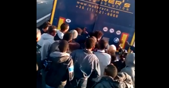 Бежанци нападат камион във Франция, наш тираджия ги псува брутално (видео 18+)