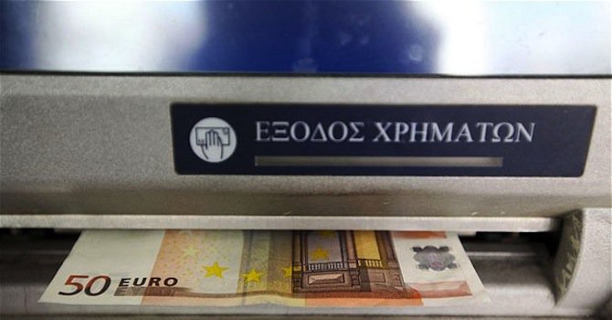 Гърците масово теглят пари от сметките си