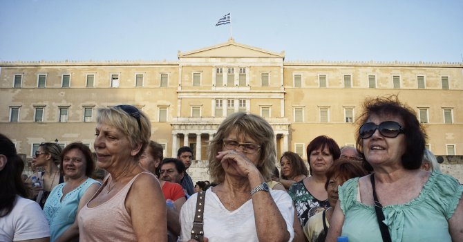 Поддръжници на гръцкото правителство демонстрираха в Атина срещу мерките за икономии