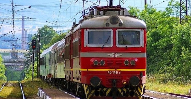 Влак помете кола между Исперих и Дулово