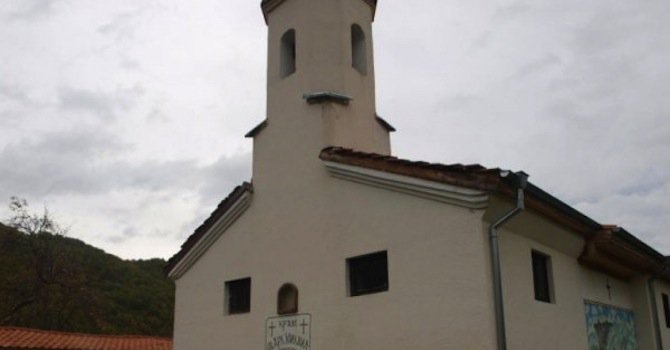 Възстановяват манастир от 12-и век