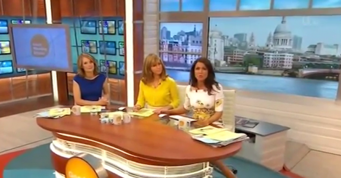 Телевизионна водеща подритва закуската си под бюрото (видео)