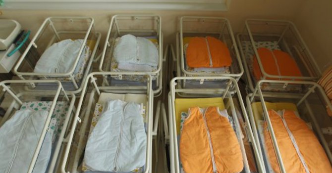Легла за новородени и столове за кърмене получи болницата в Шумен