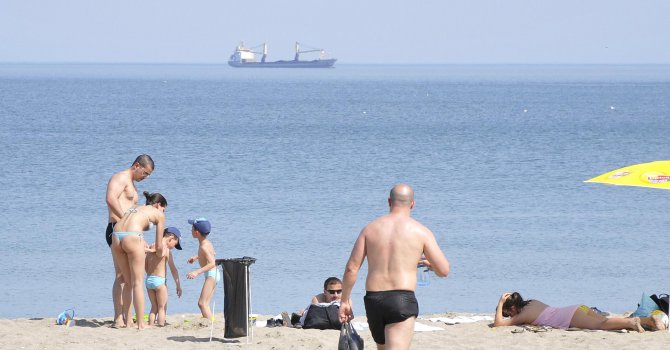 Майки от Бургас предупреждават: Педофил снима голи деца на плажа