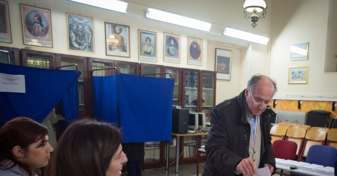Атина дава заден за референдума?