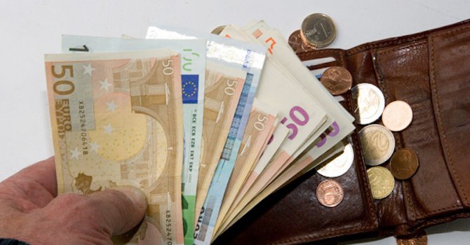 Еврото падна под 1,10 долара заради Гърция
