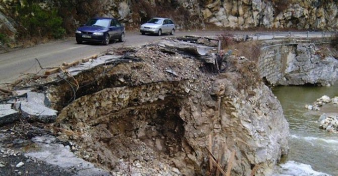 Жители на асеновградските села Лясково, Яврово и Добралък блокираха пътя за Смолян заради свлачище