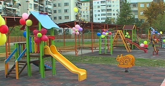 Ограждат 50 детски площадки в София
