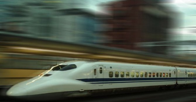 Японски високоскоростен влак спря след опит на мъж да се запали (обновена)