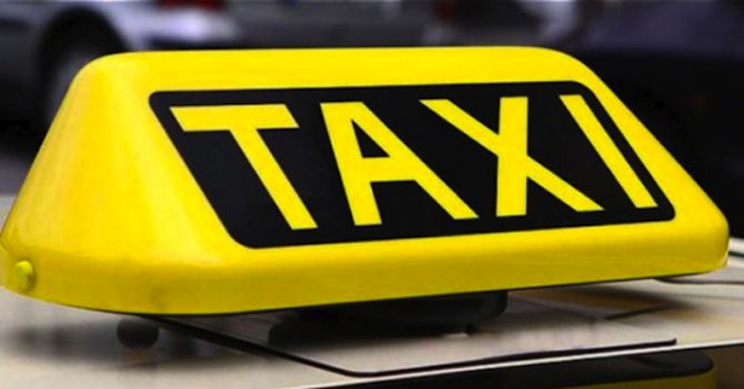 Таксиджия извади нож на турист и го ограби