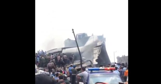 Телата на 90 загинали са намерени на мястото на самолетната катастрофа в Индонезия (видео)