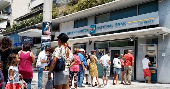 Затвориха банките в Гърция за цяла седмица, чужденците обаче могат спокойно да теглят пари