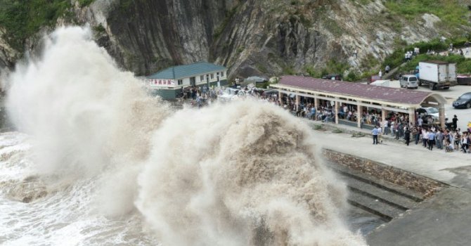 Хиляди са евакуирани заради тайфун в Китай (видео)