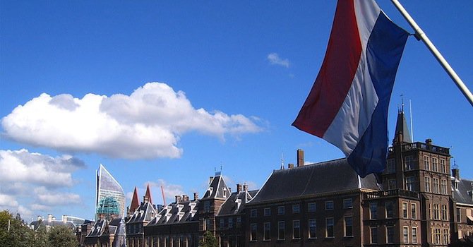 Холандски държавни служители са обвинени във вземане на подкупи за договори за закупуване на автомоб