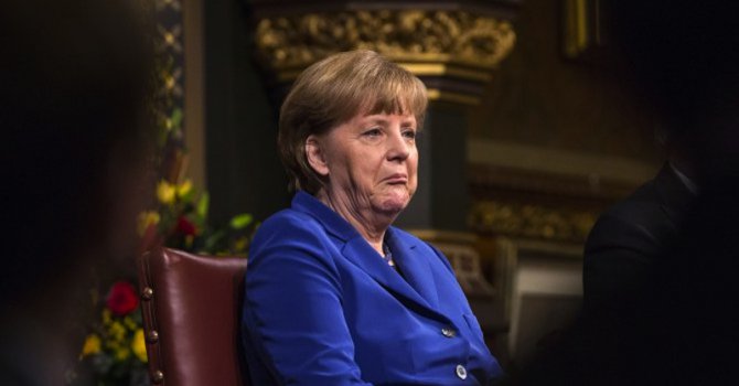 Икономисти призоваха Меркел да промени курса си по гръцката криза
