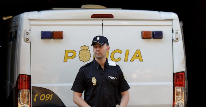 Испанската полиция арестува жена, вербувала момичета да се присъединят към ИД