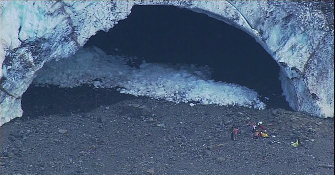 Ледена пещера се срути и погуби младеж (видео)
