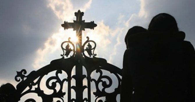 Опожареният параклис край Сопот отново отвори врати