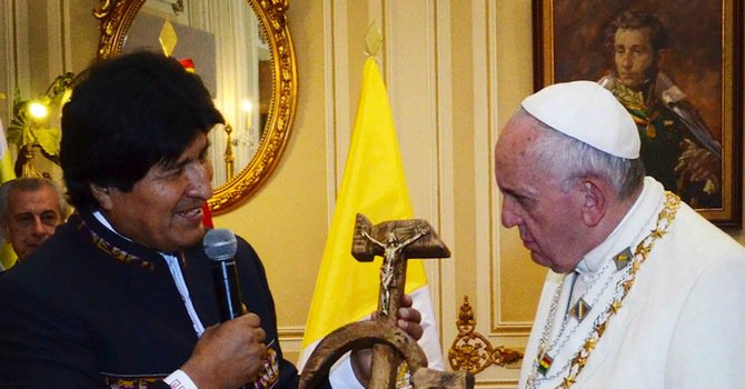 Подариха разпятие със сърп и чук на папа Франциск (видео)