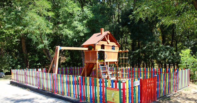 Ремонтират детските площадки в Плевен