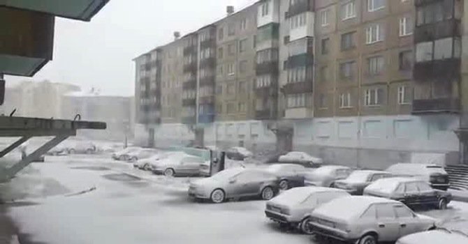 Снежна виелица скова руски град посред лято (снимка)