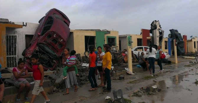 Торнадо помете 200 къщи в Мексико (снимки)