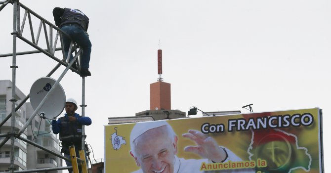 В Боливия посрещнаха папата с листа от кока