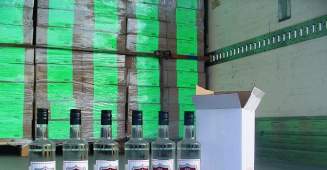 12 000 бутилки водка задържаха митничарите на Дунав мост 2 (снимки)
