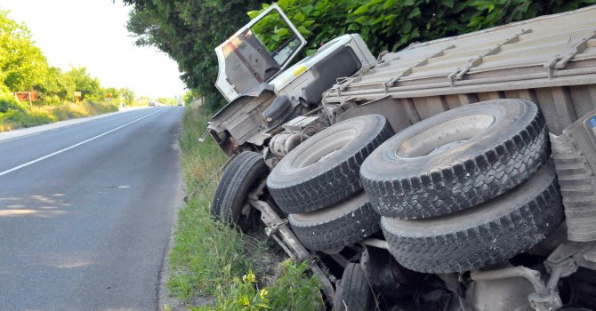 Камион падна в пропаст, шофьорът оцеля по чудо