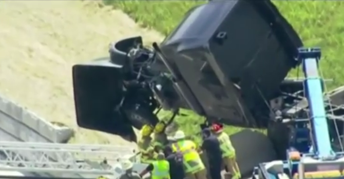 Камион увисна над мост в Мичиган, а шофьорът си прави селфи (видео)