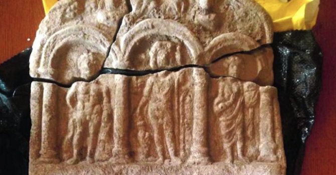 Пенсиониран полицай дари на НИМ плоча с изобразени антични божества (снимка)