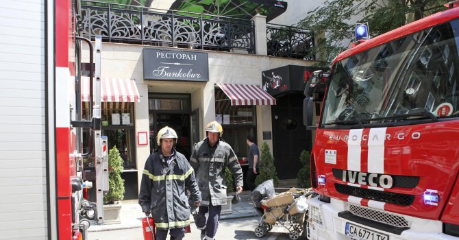 Потушиха пожар в лъскав ресторант в София (снимки)