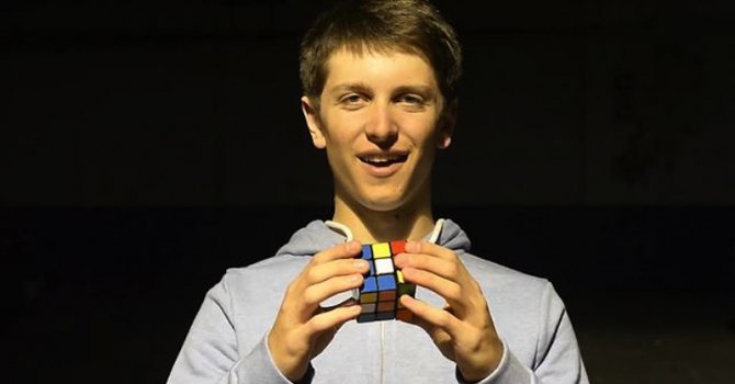 Австралиец подреди кубчето на Рубик за 5,6 секунди (видео)