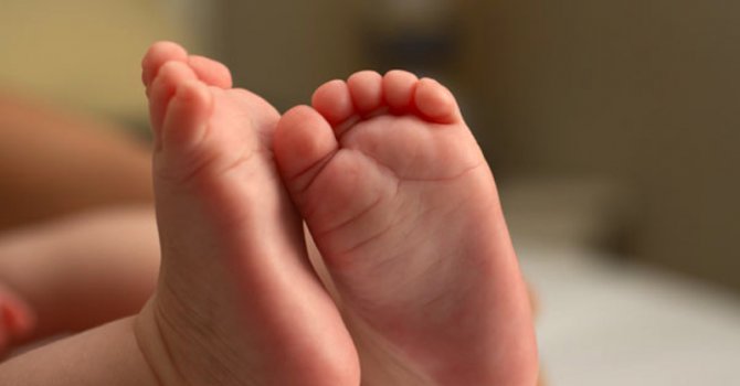 Бебе на 2 месеца със счупен череп - майка му го изпуснала по стълбите