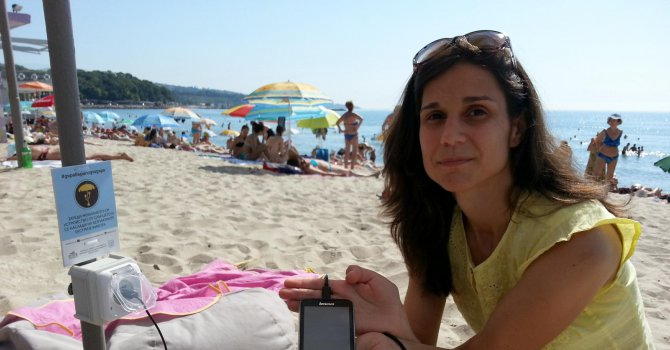 Чадъри зареждат телефони на плажа (снимки)