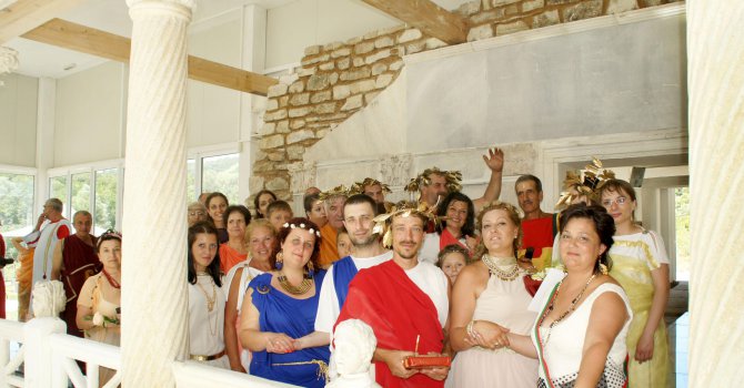Младоженци вдигнаха автентична римска сватба в Ивайловград (галерия)