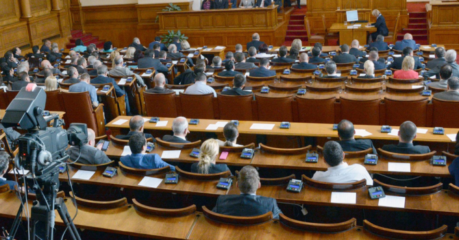 Парламентът на извънредно заседание