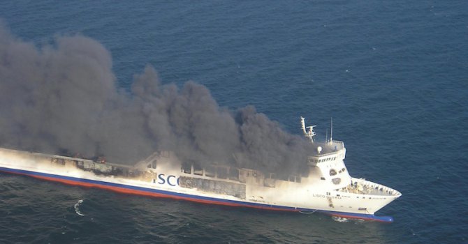 Силен пожар на ферибот, свързващ Великобритания с Франция (обновена)