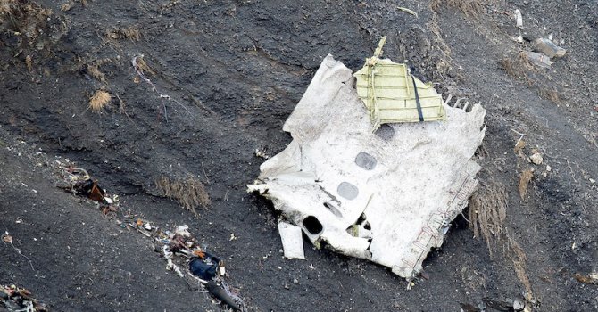 Туристически самолет се разби в жилищен квартал на Токио, загинаха трима души