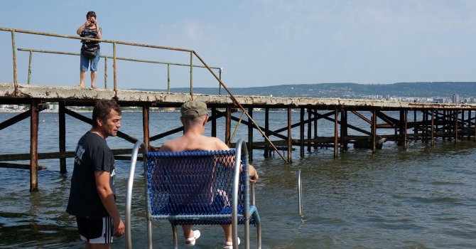 Уникална за България рампа за инвалиди към морето заработи във Варна (снимки)