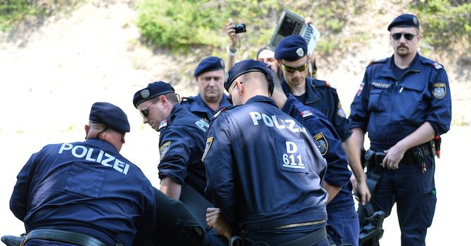 В Австрия е задържан фургон с българска регистрация, превозващ 42 мигранти