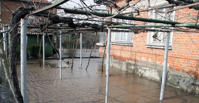 Над 30 приземни етажа са наводнени след поройния дъжд в Русе