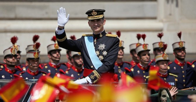 Новата левица в Испания атакува монархията, кметове свалят портретите на краля