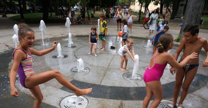 Сух фонтан радва децата във Варна (снимки)
