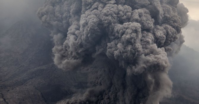 Вулканът Каримски бълва пепел