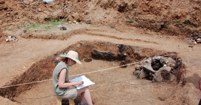Археолози в Русенско проучват праисторическа селищна могила